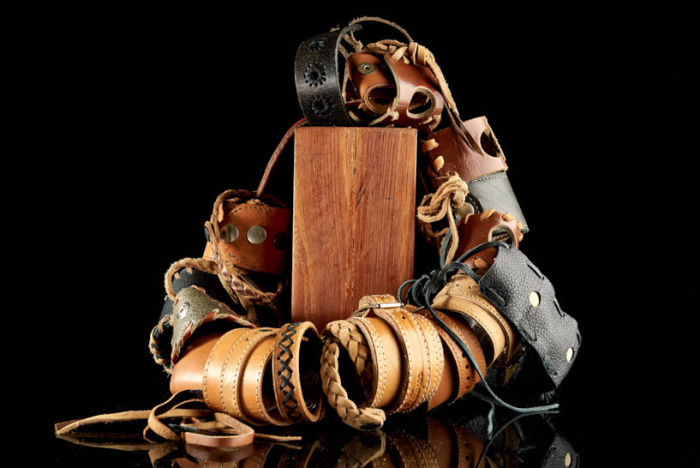 Skórzane pasy, bransoletki, obroże, pieszczochy.