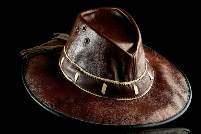 Galeria skórzanych nakryć głowy.